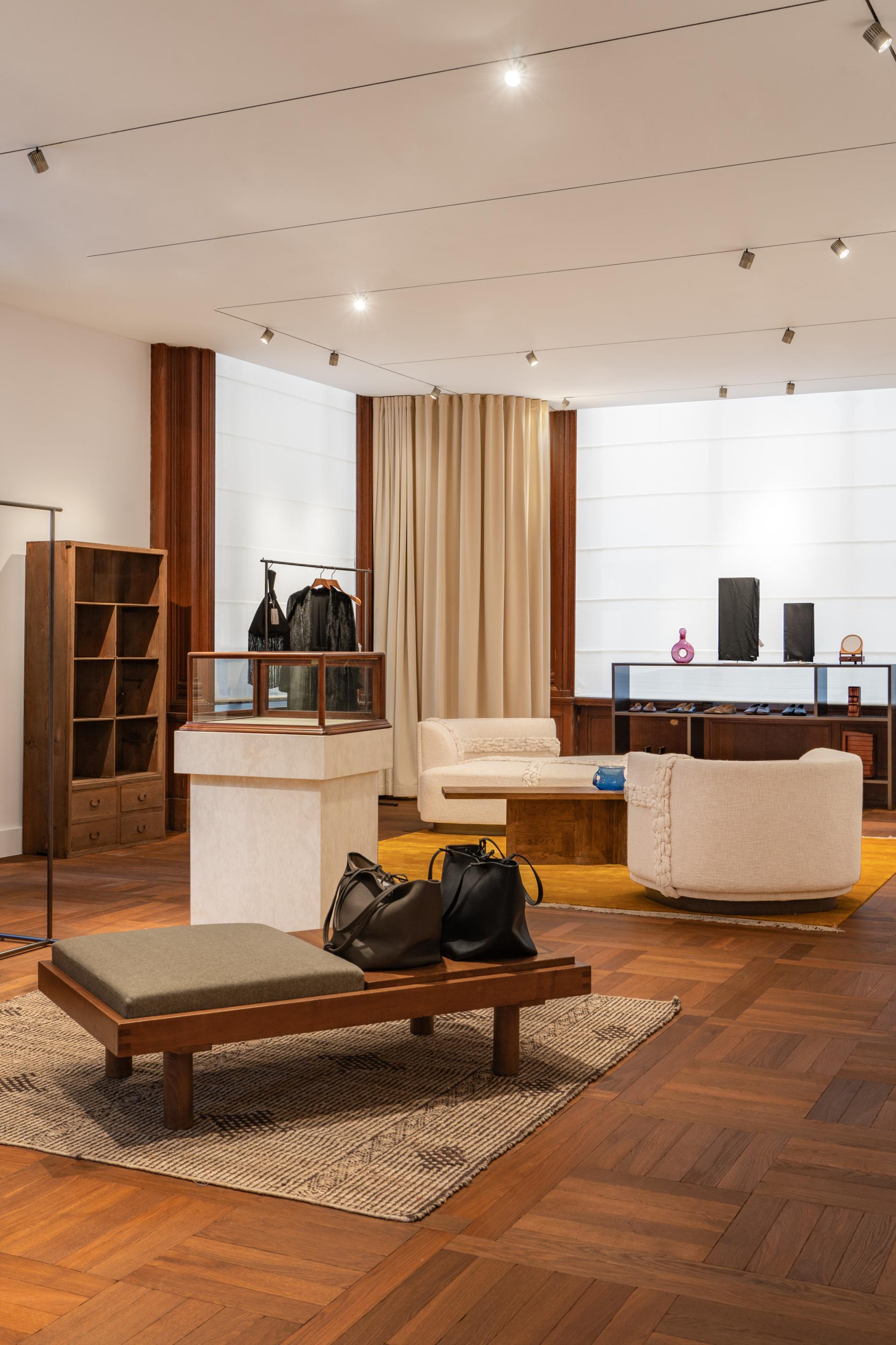 London Design Awards Winner - RENATHING Shanghai Clothing Flagship Store