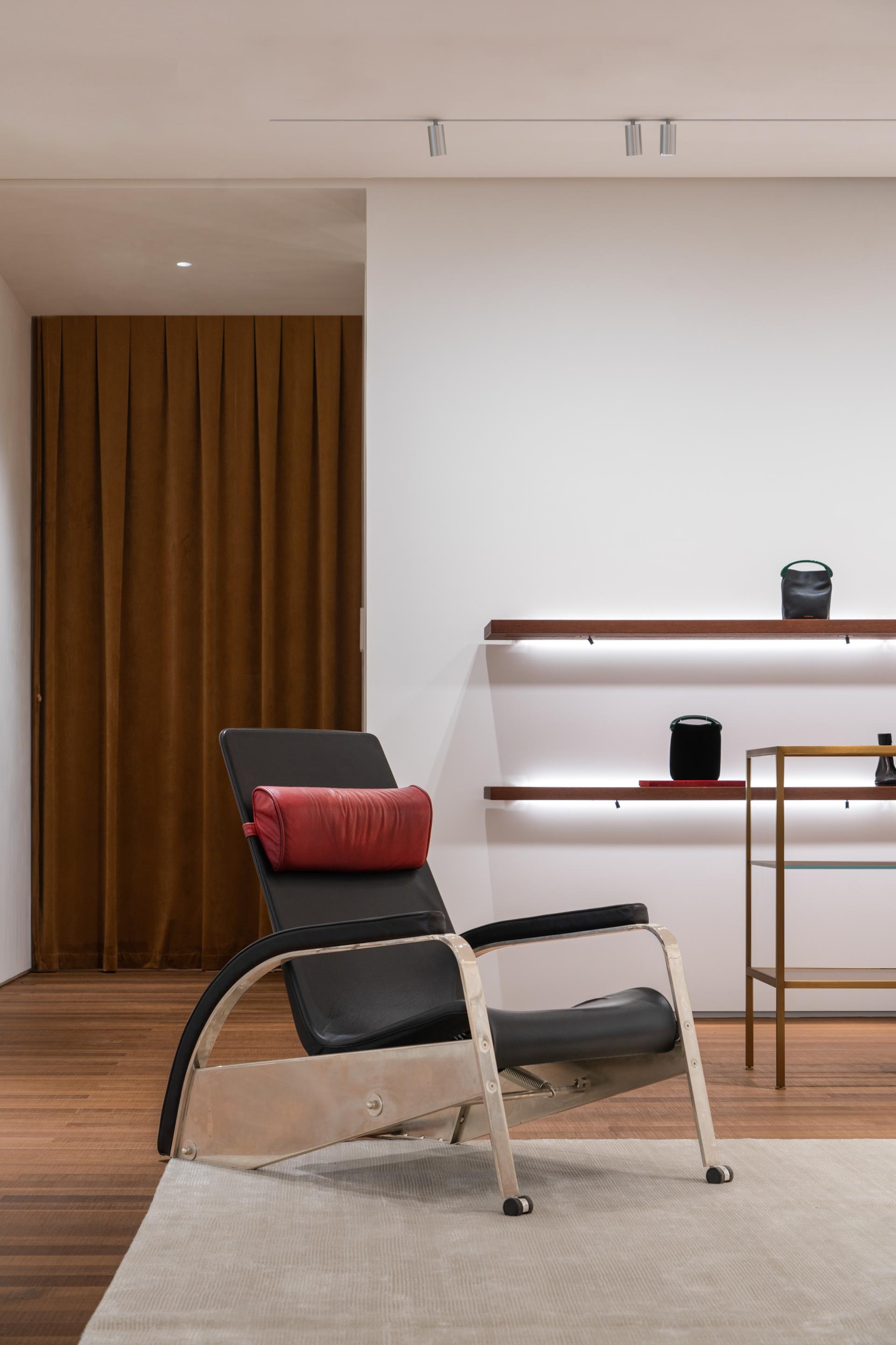 London Design Awards Winner - RENATHING Hangzhou Clothing Flagship Store