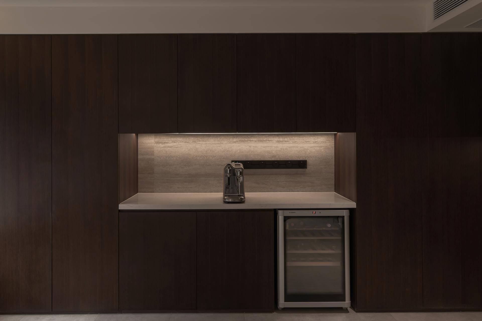 London Design Awards Winner - JIMMY BAUHAUS APARTMENT SH