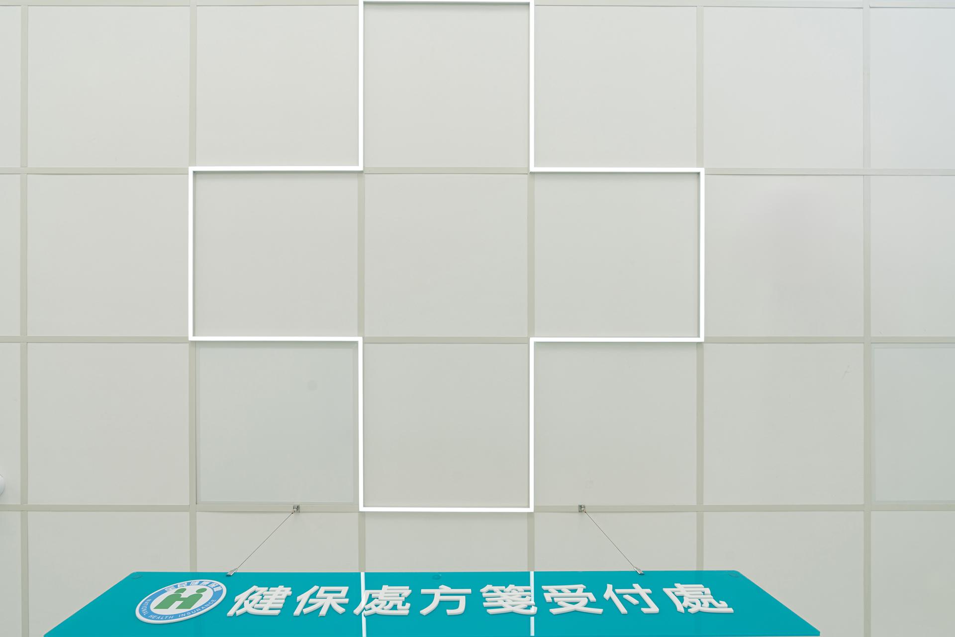 London Design Awards Winner - BRIDGE DRUGSTORE
