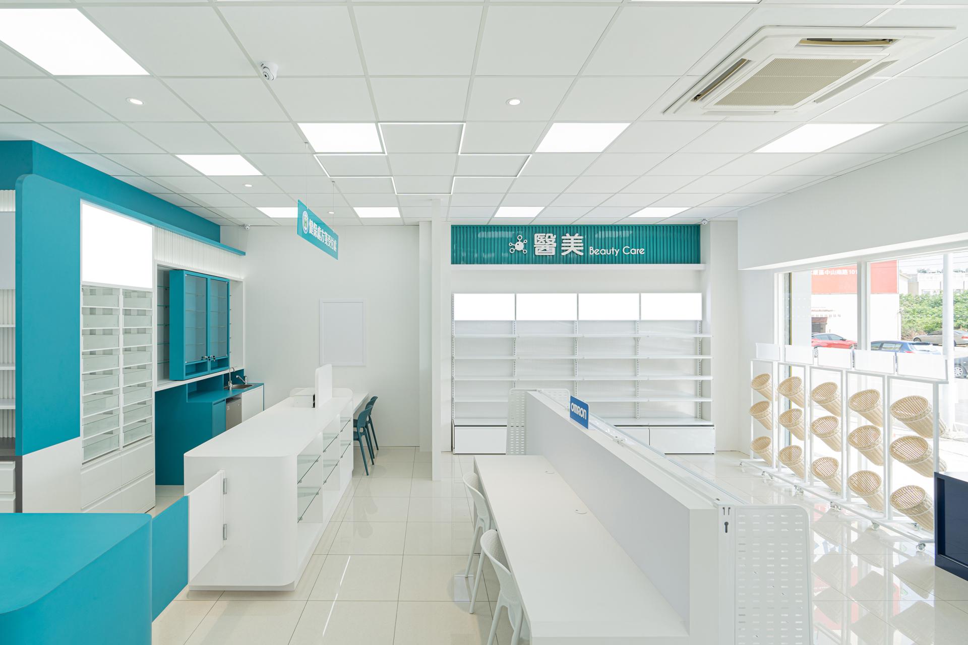 London Design Awards Winner - BRIDGE DRUGSTORE
