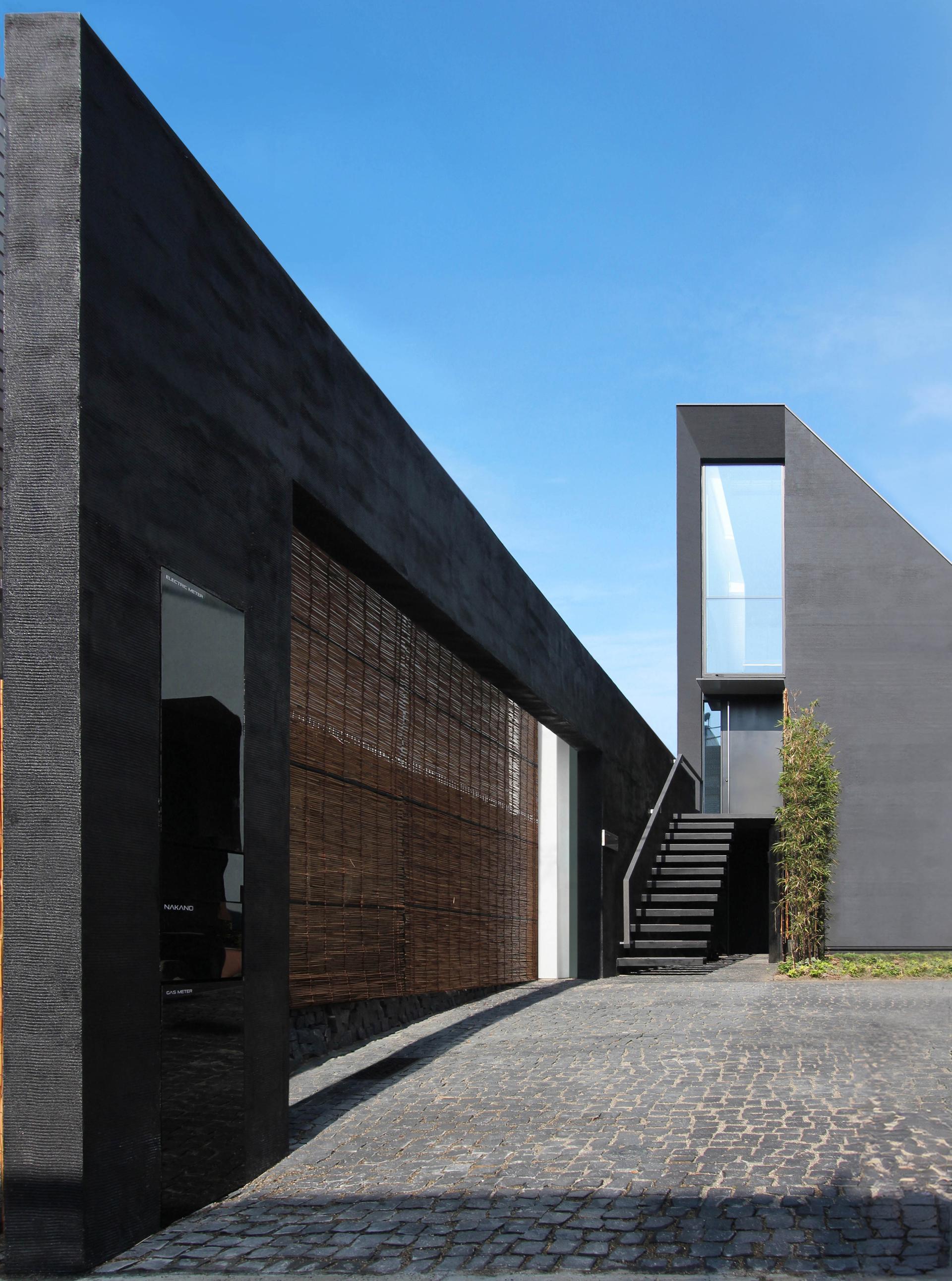 London Design Awards Winner - Black Monolithic Wall