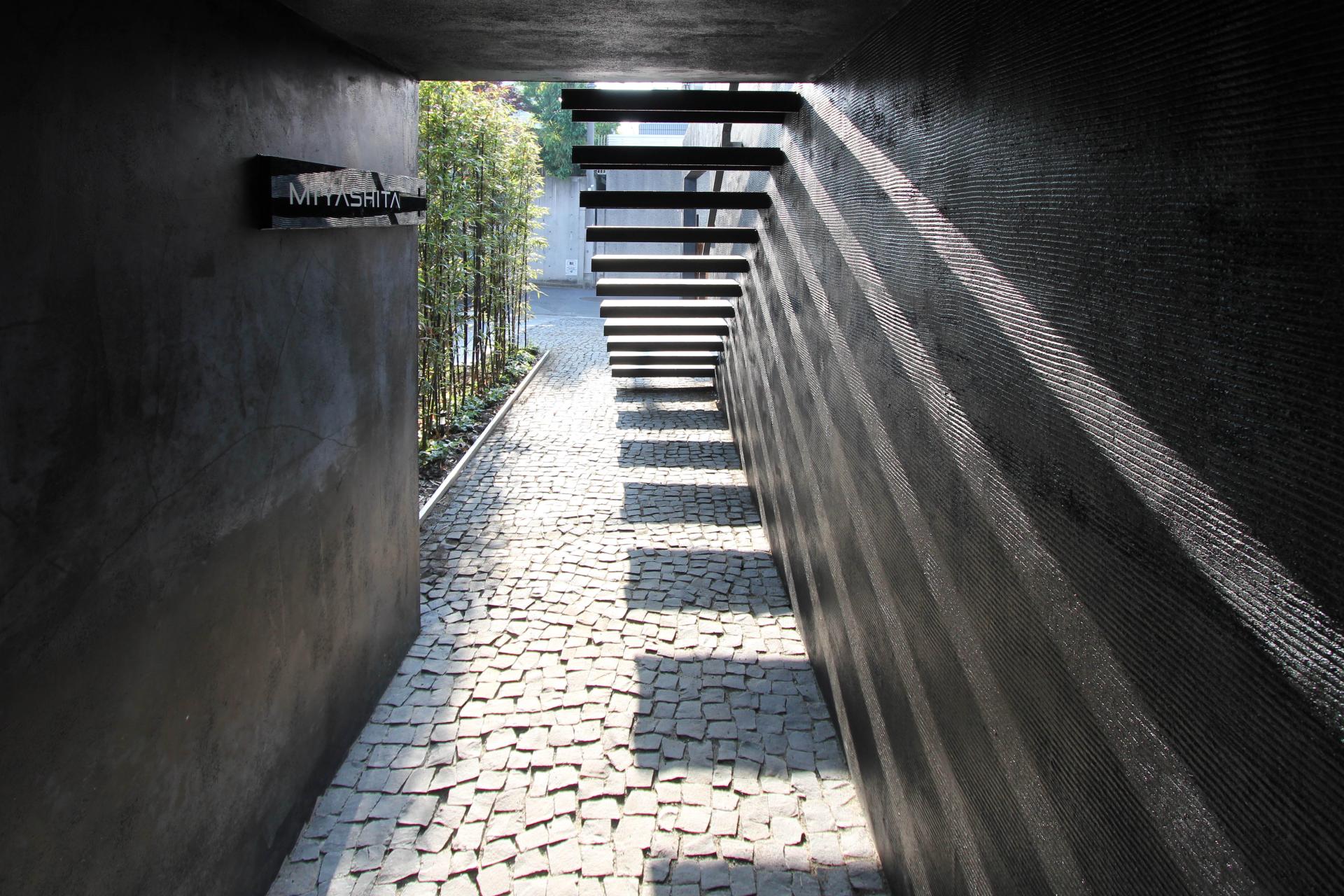 London Design Awards Winner - Black Monolithic Wall