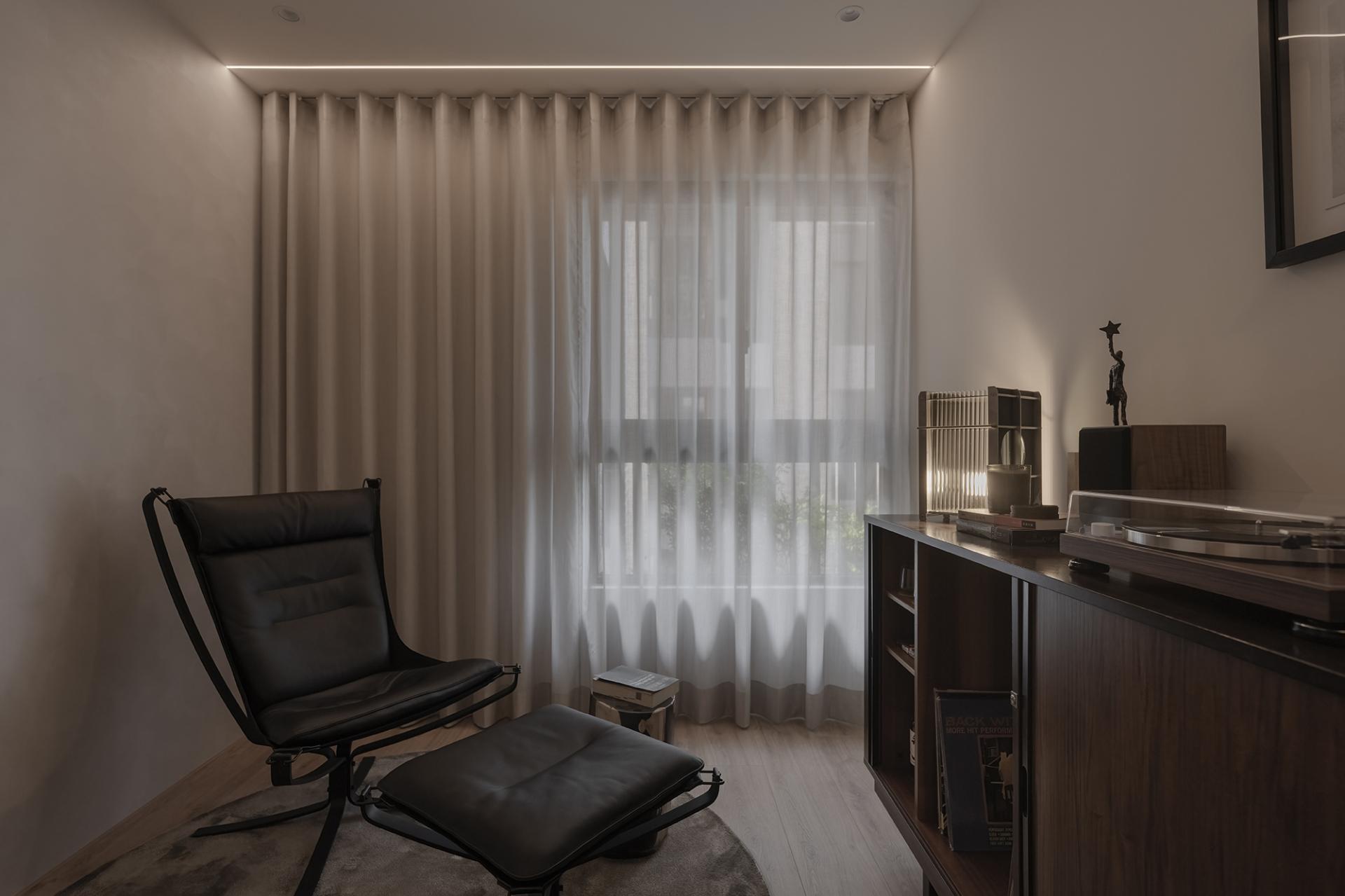 London Design Awards Winner - Stone Speaks, Wood Listens
