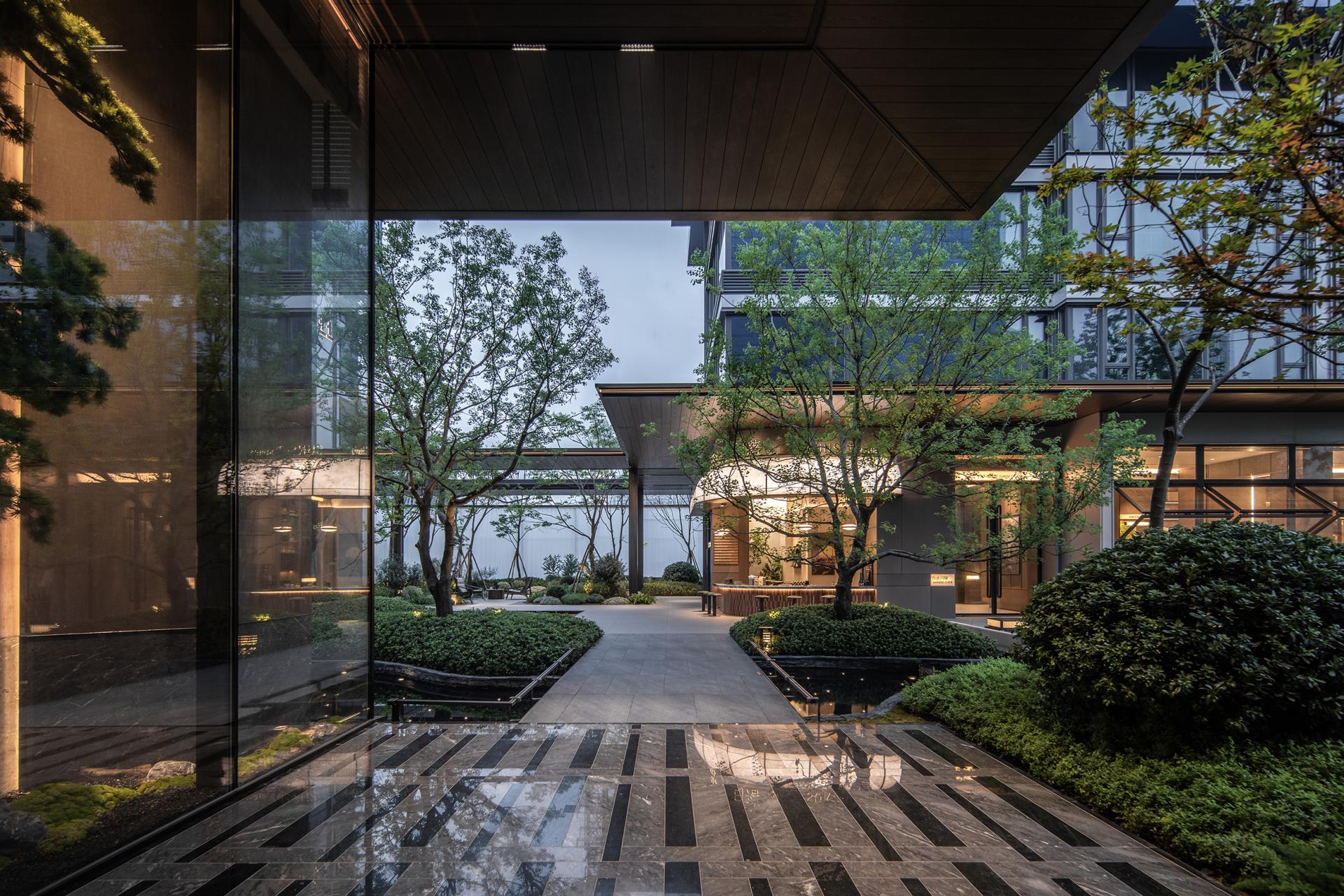 London Design Awards Winner - GLORY OF THERONES