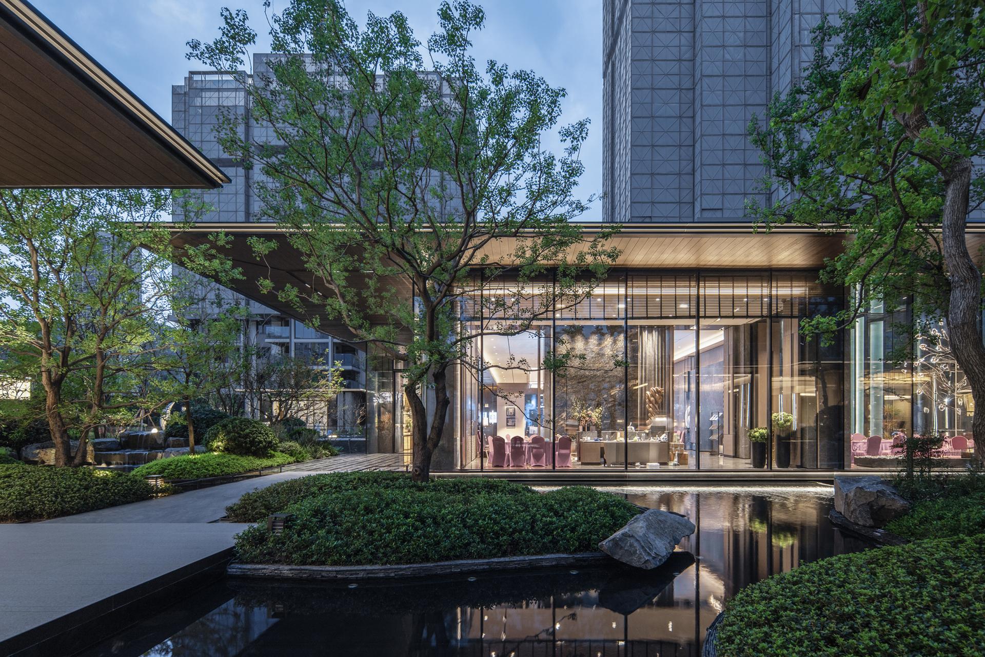 London Design Awards Winner - GLORY OF THERONES