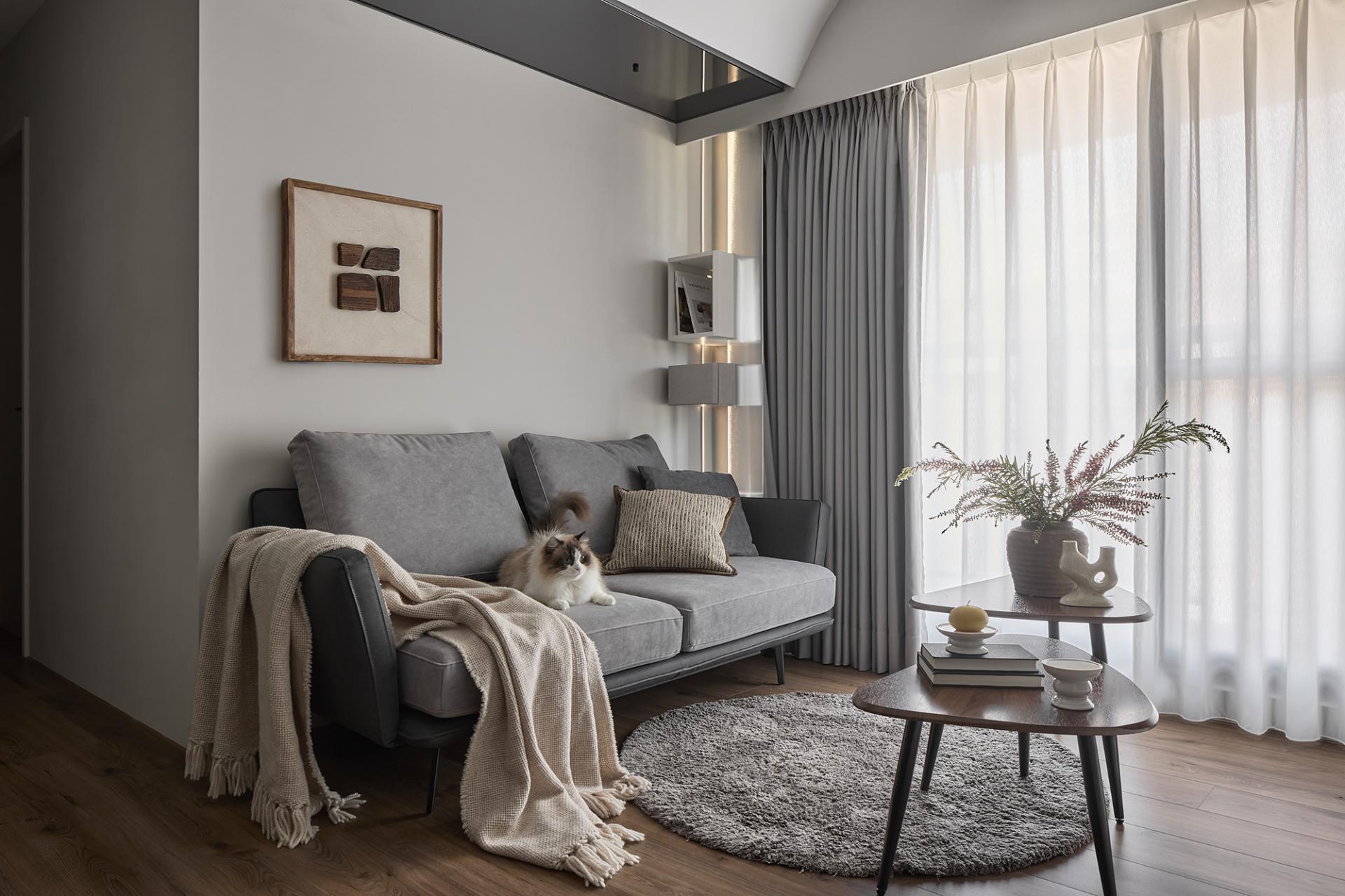London Design Awards Winner - Layered Modern Reflections