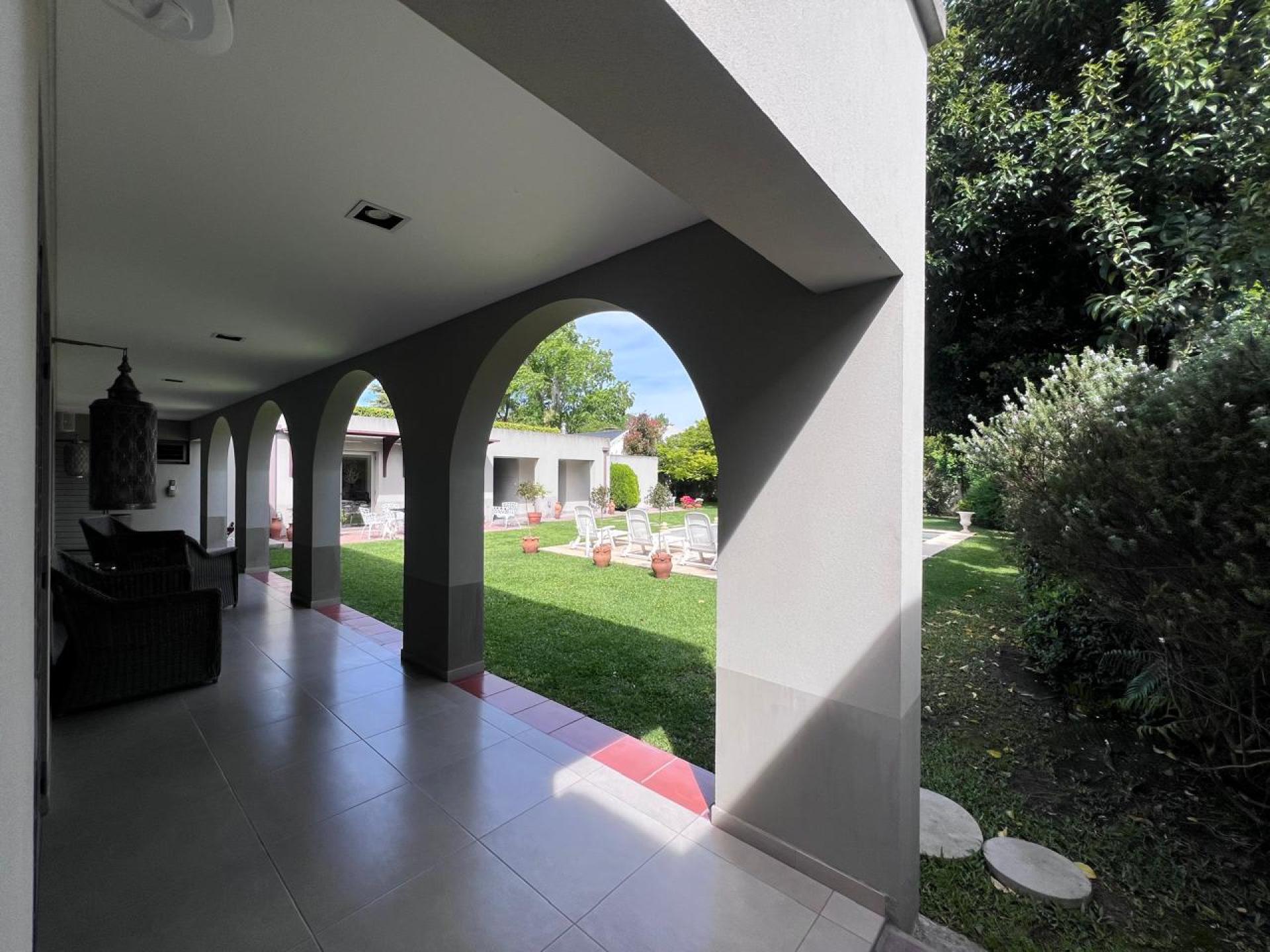 London Design Awards Winner - Italian DNA - A Suburban Home