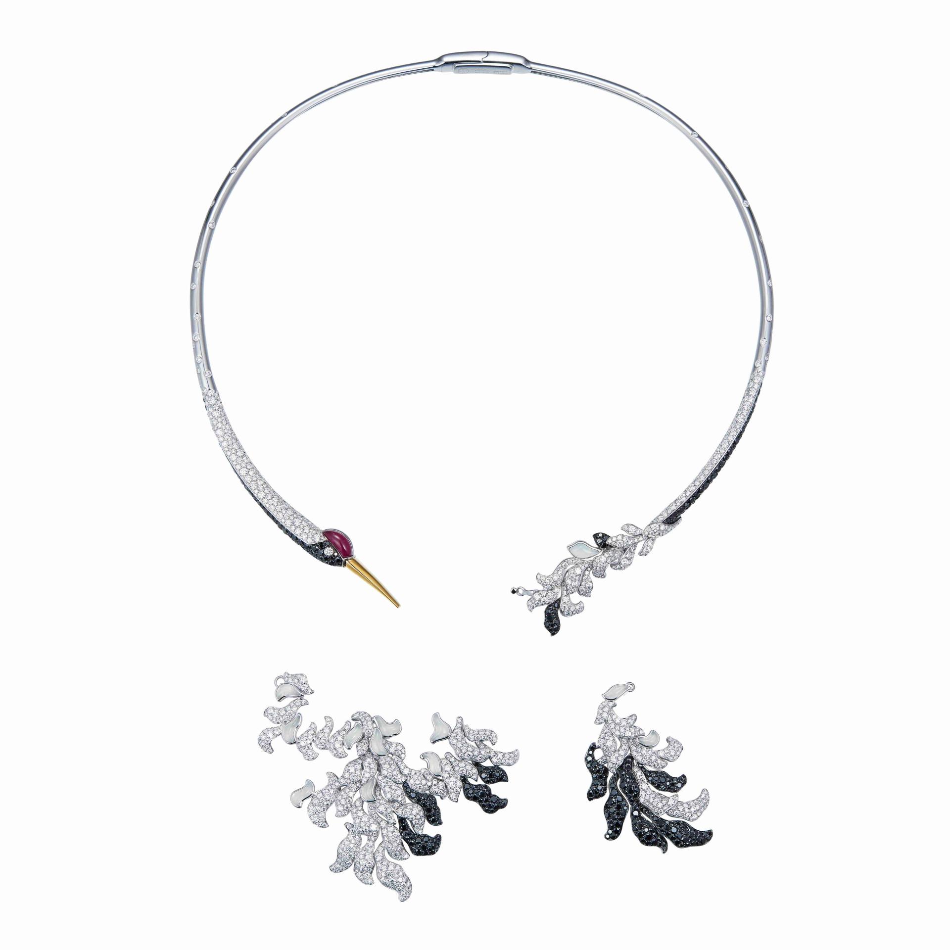London Design Awards Winner - DANCING IN CLOUDS NECKLACE