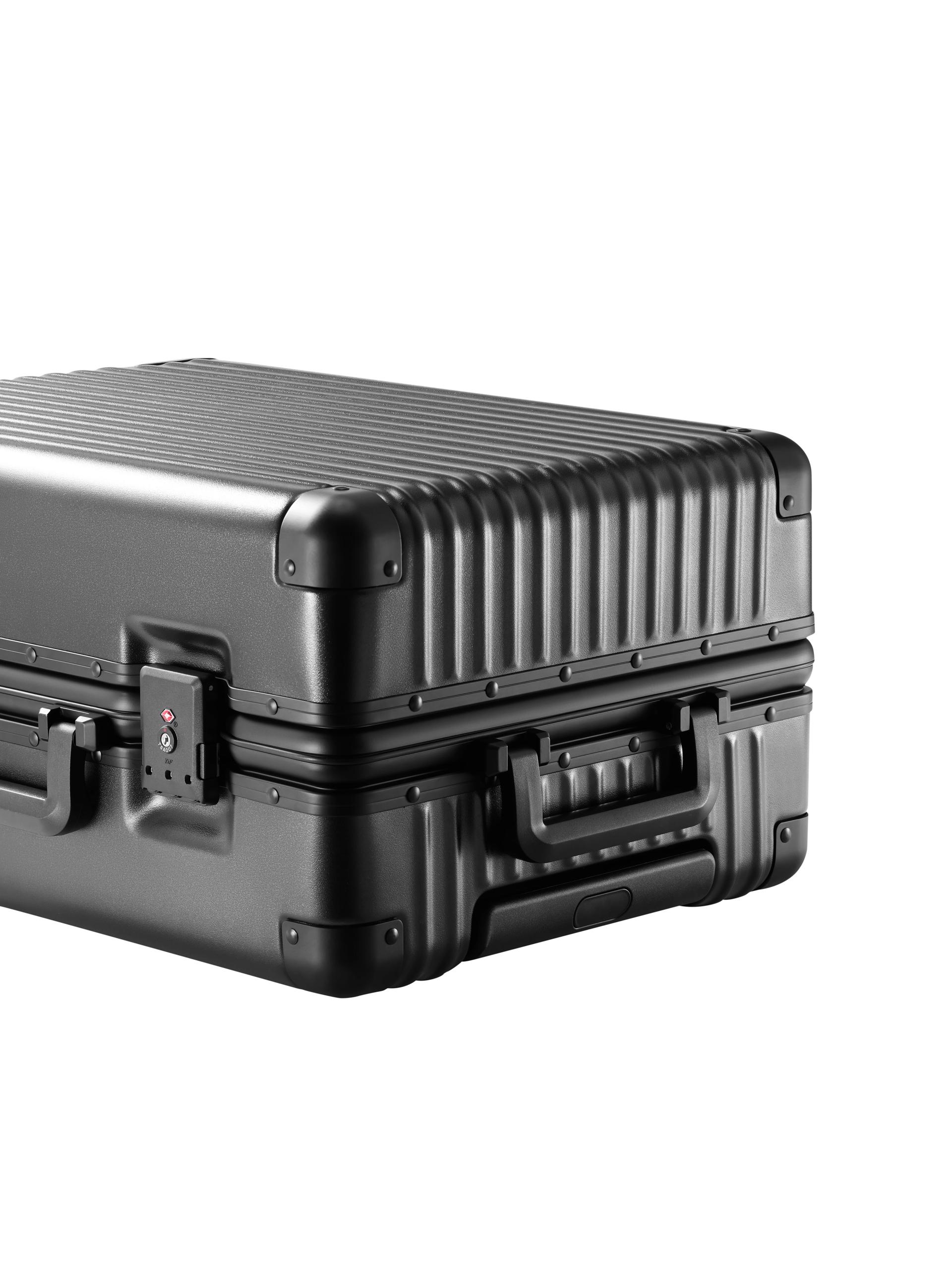 London Design Awards Winner - One's Member Yixing PC Aluminum Frame Travel Suitcase