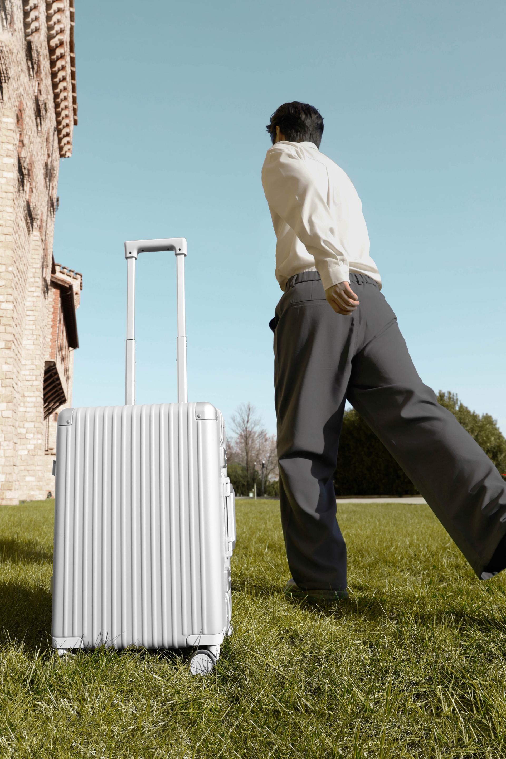 London Design Awards Winner - One's Member Yixing PC Aluminum Frame Travel Suitcase
