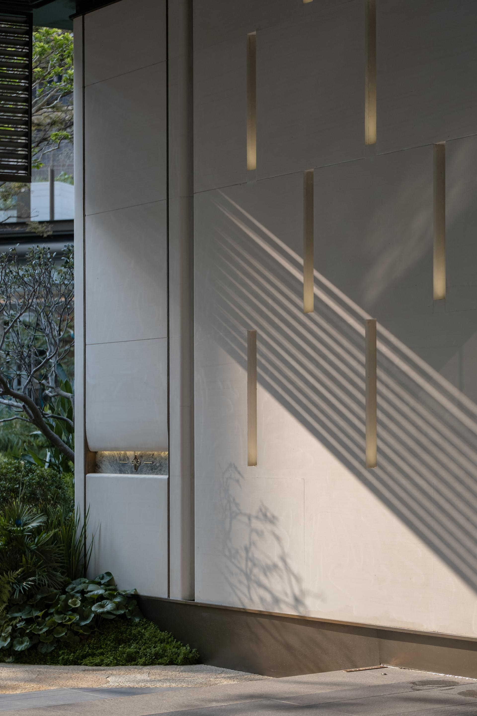 London Design Awards Winner - CENTRAL THRONE
