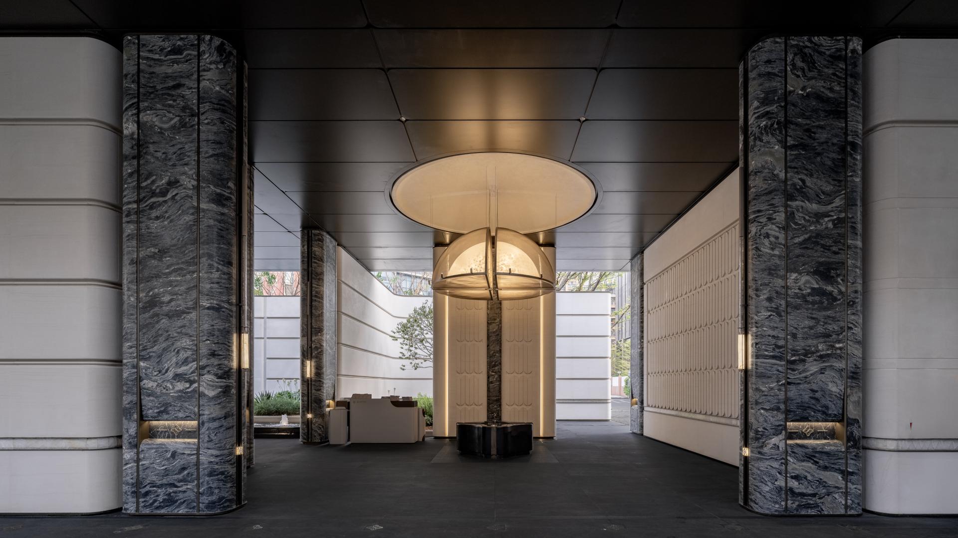 London Design Awards Winner - CENTRAL THRONE