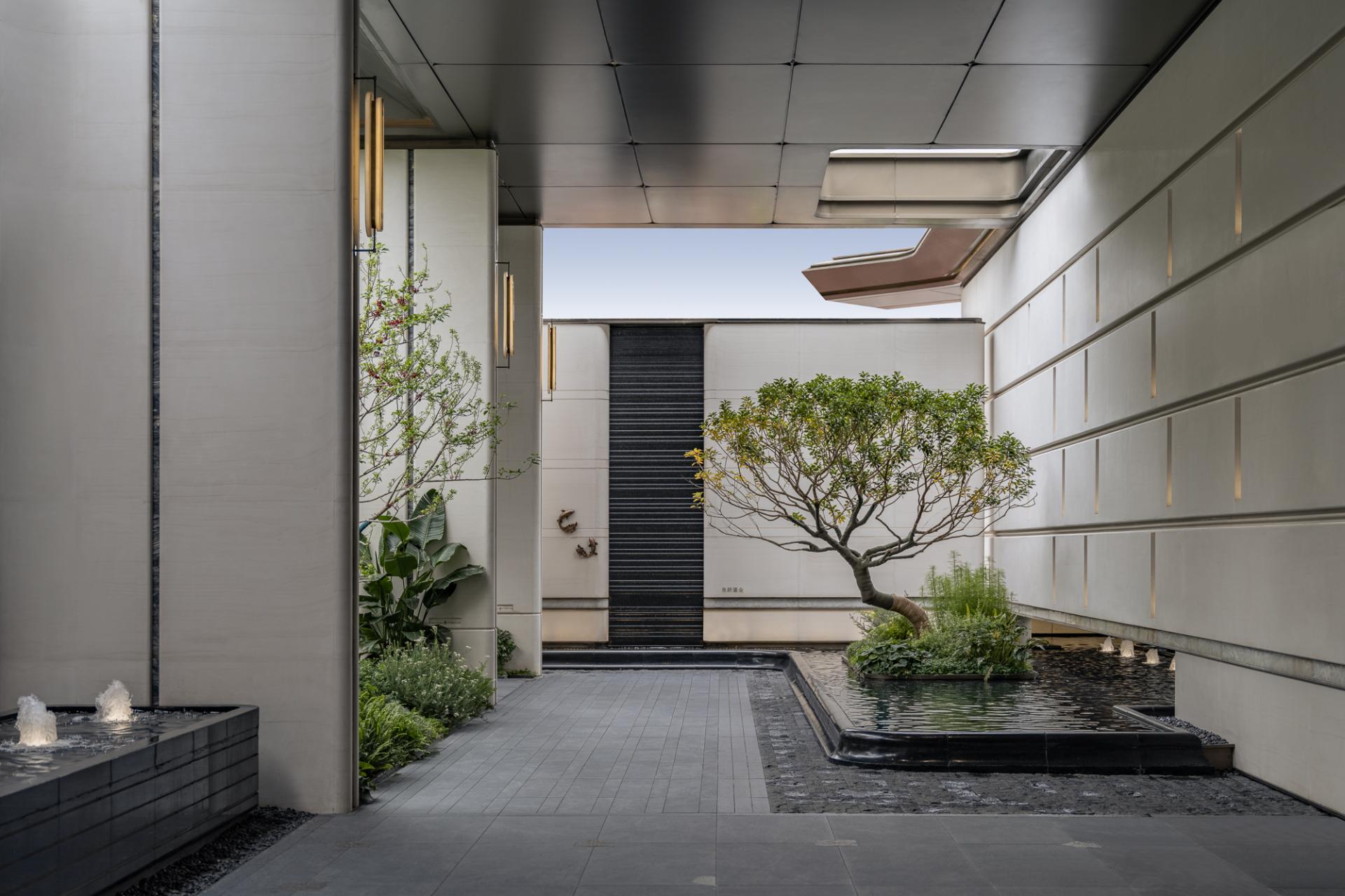 London Design Awards Winner - CENTRAL THRONE