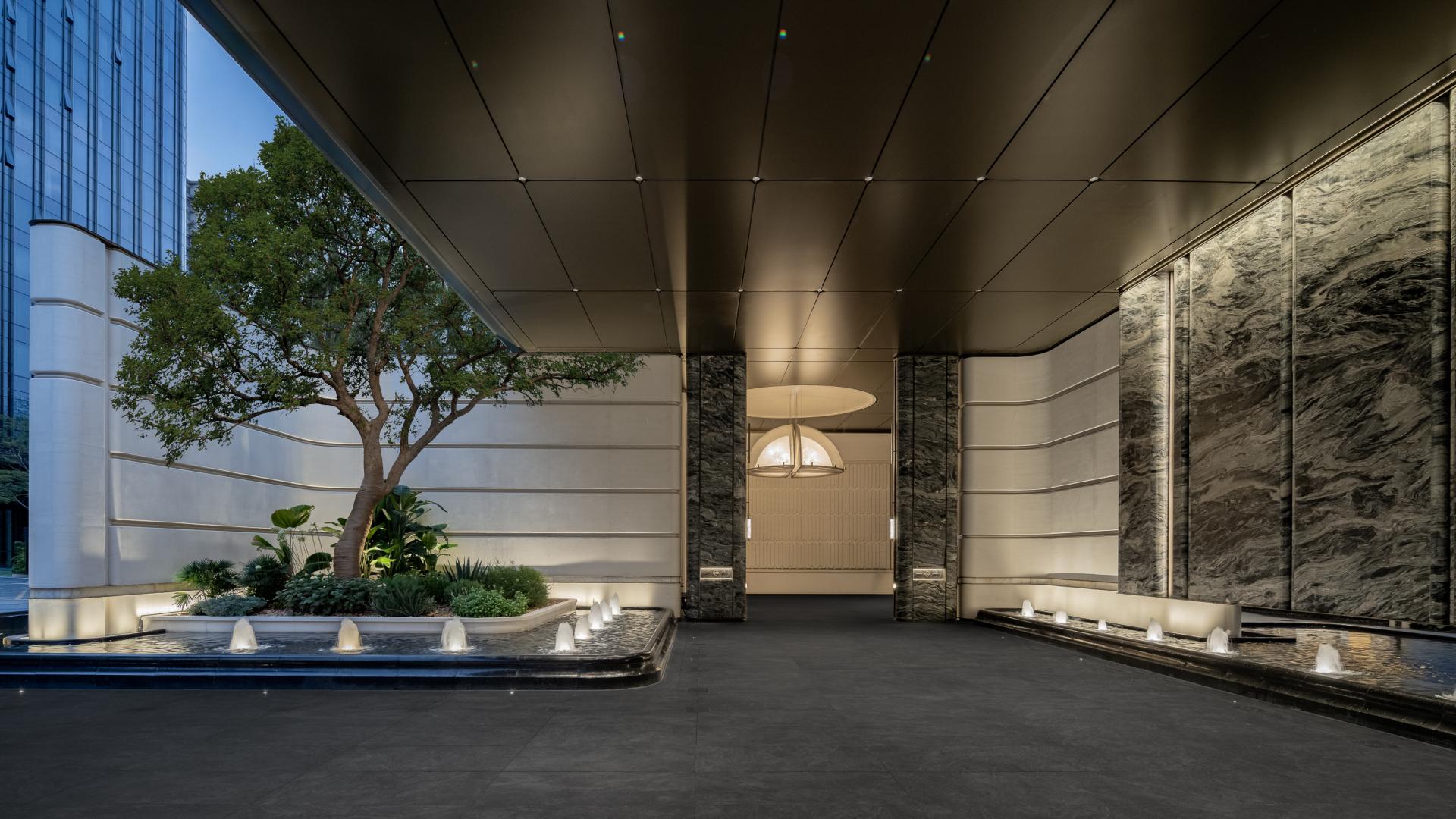London Design Awards Winner - CENTRAL THRONE